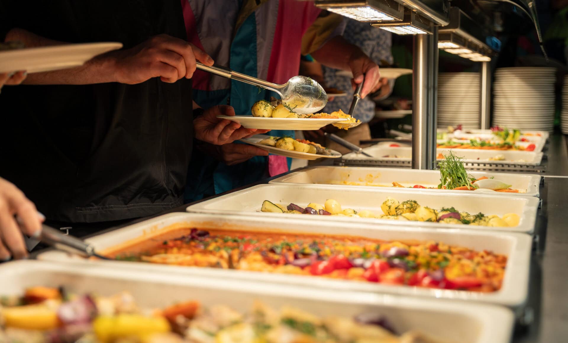 Buffet ili servirana večera – šta izabrati za svadbu?