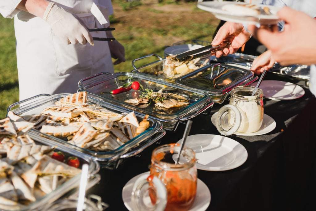 Svadbeni catering 2026 - interaktivne food stanice